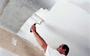 Как правильно побелить потолок