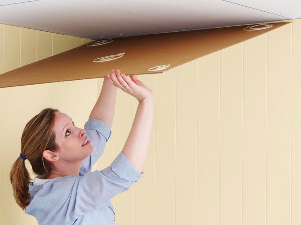Как клеить потолочную плитку на потолок