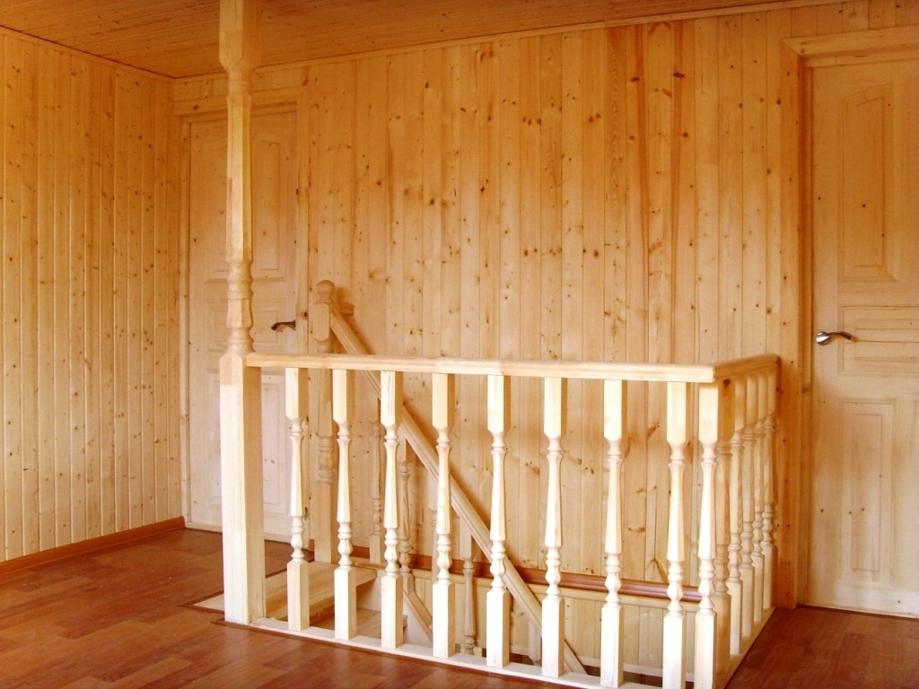 Интерьер гостиной в деревянном доме