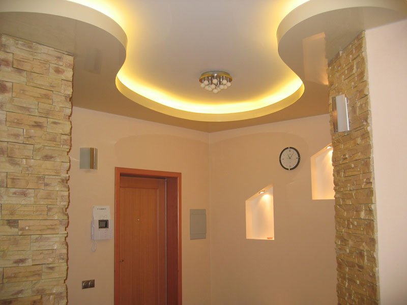 Дизайн потолка в гостиной